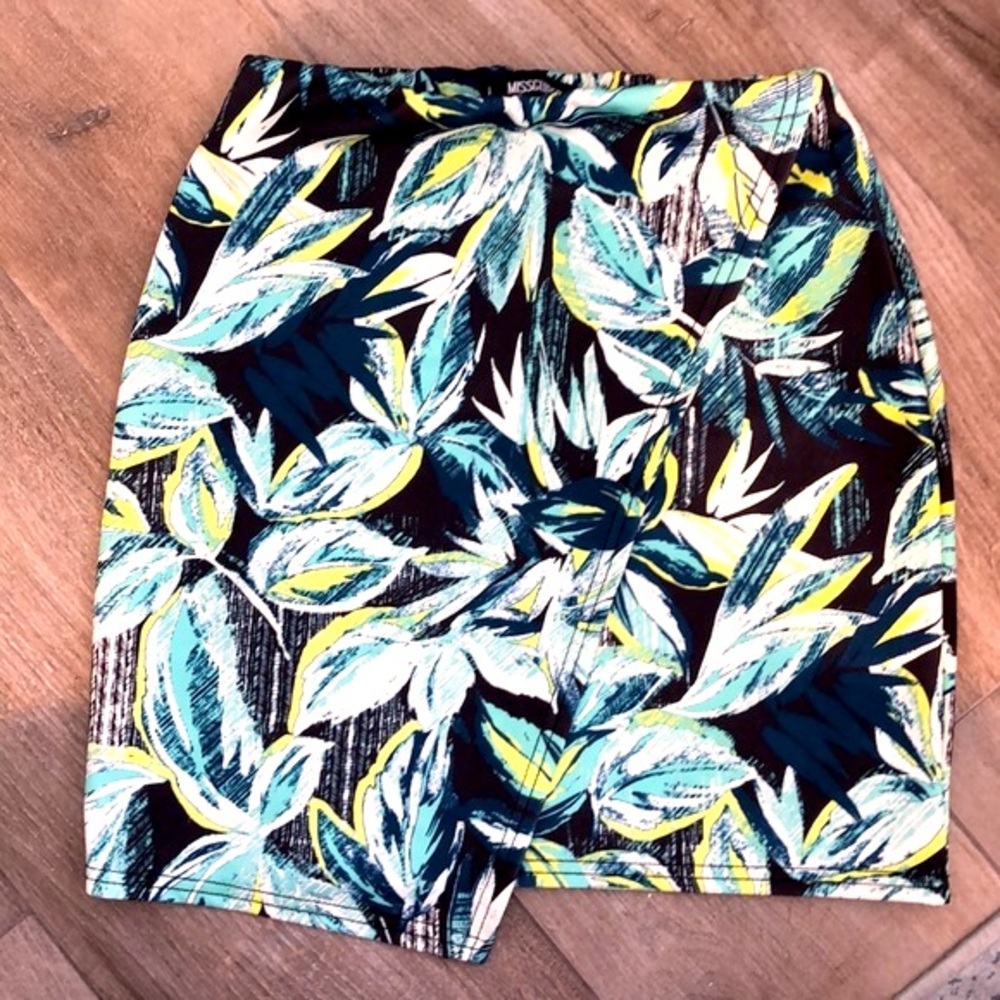 Missguided - tropical/floral skirt - size 6 US